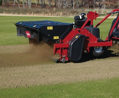 Toro gyepszellőztető és tápanyagutánpótló gép